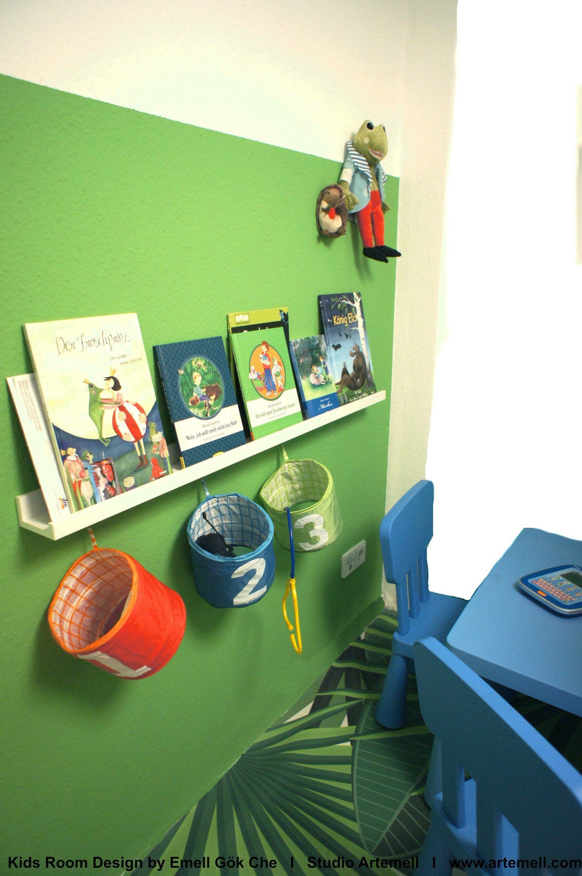 Ein Regal mit Büchern und Eimern mit der Nummer 2 darauf