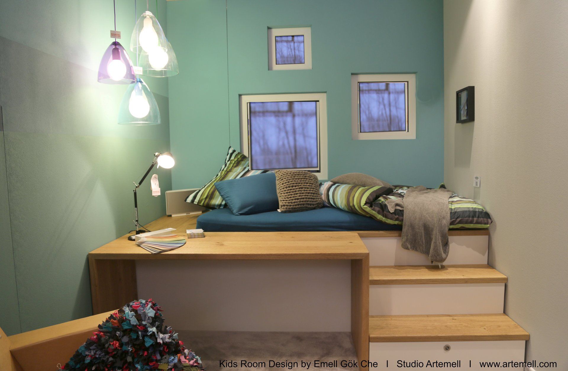 Ein Schlafzimmer mit einem Bett und einem Schreibtisch darunter