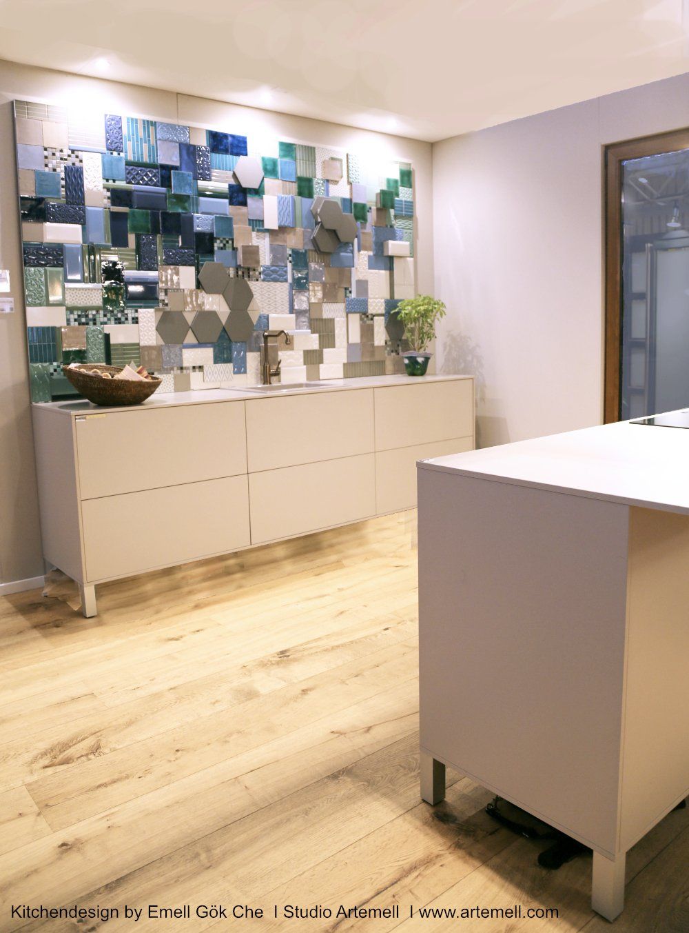 Ein Wohnzimmer mit einem großen Gemälde an der Wand und einem Holzboden.