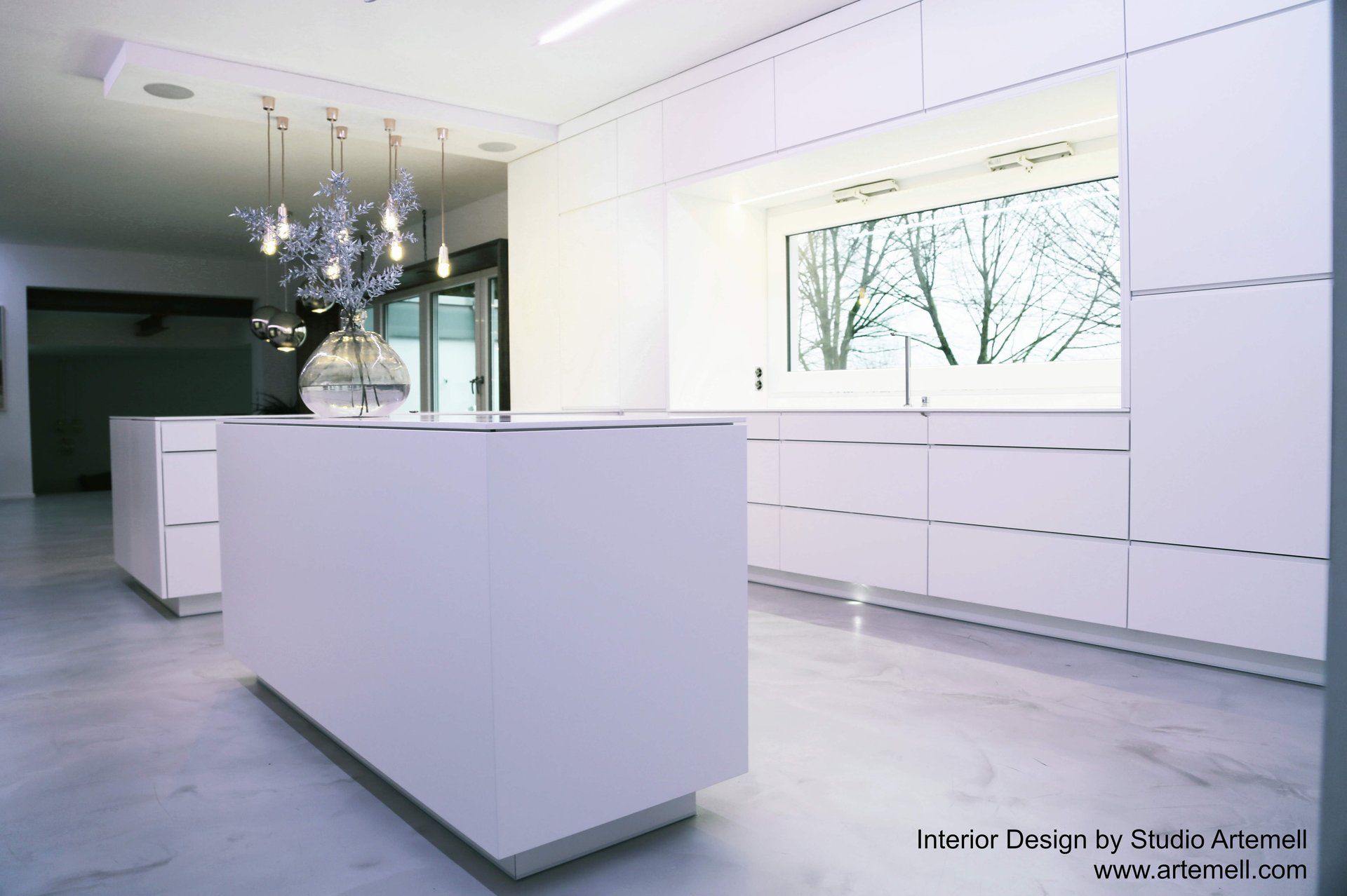 Eine Küche mit weißen Schränken und einer großen Insel