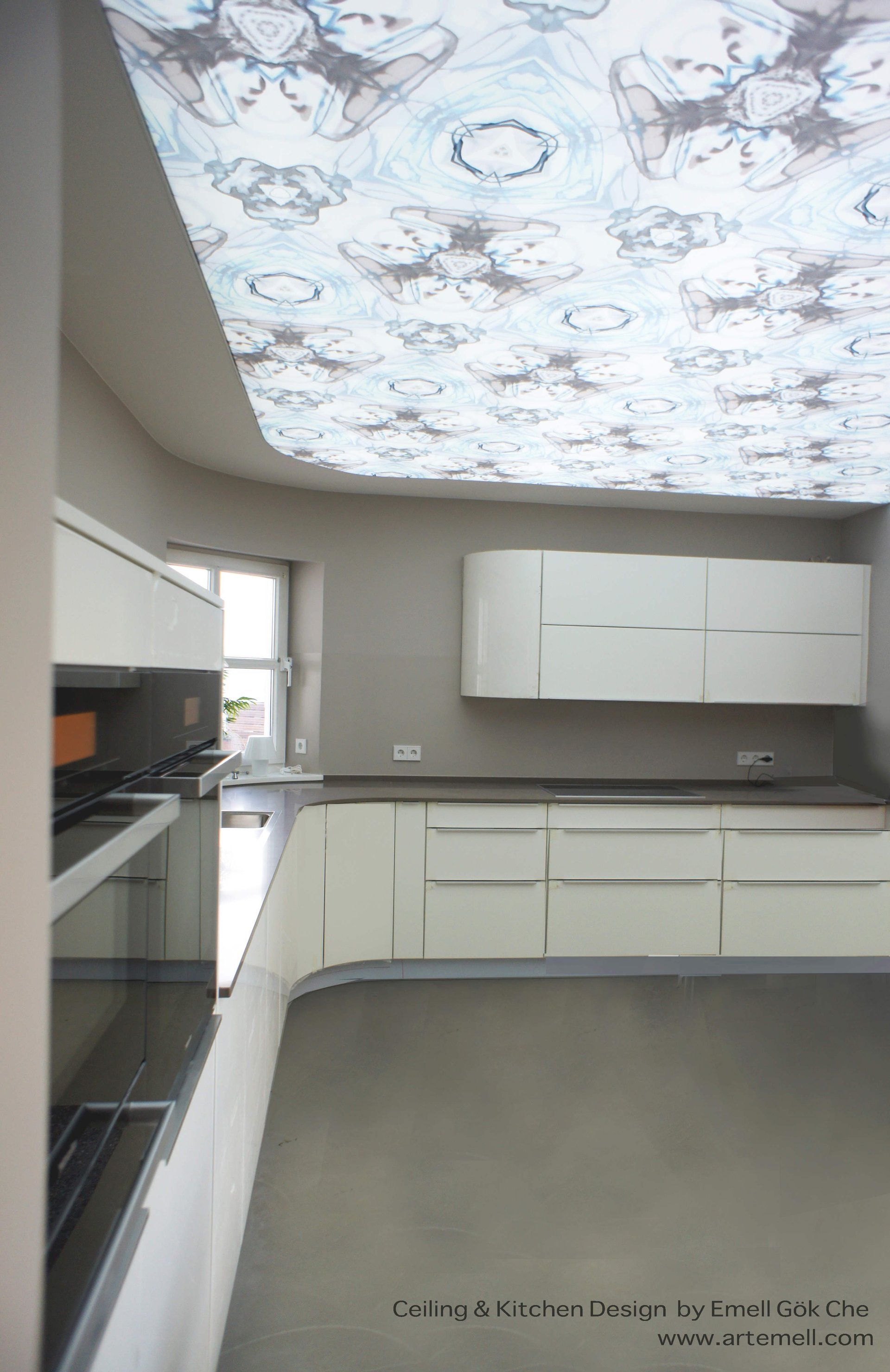 Eine Küche mit einer Decke, an der Blumen hängen