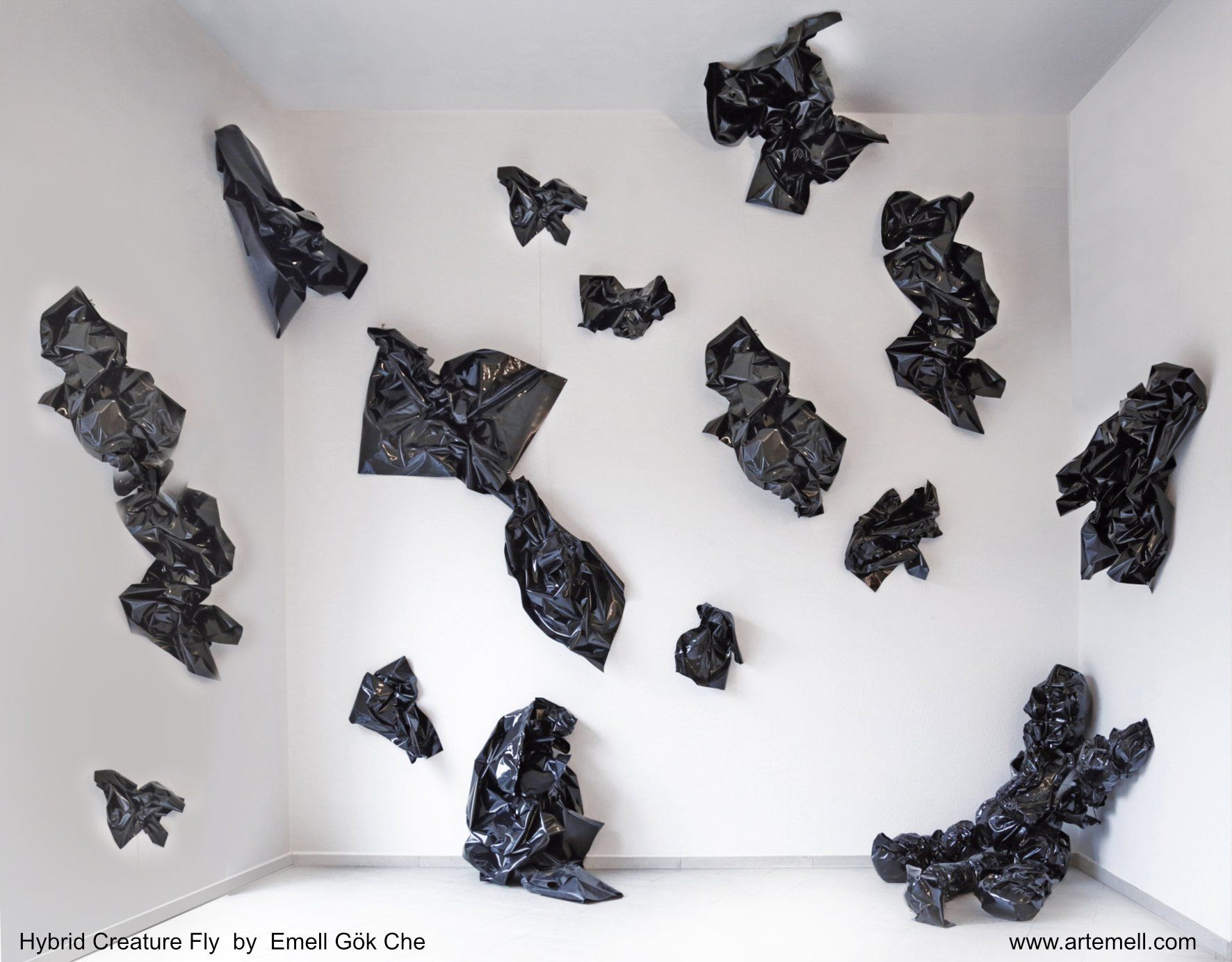 Ein Raum mit vielen schwarzen Plastiktüten an der Wand