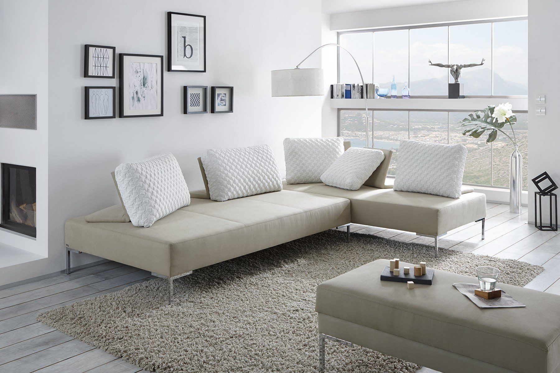 Ein Wohnzimmer mit einer Sofagarnitur und einem Couchtisch