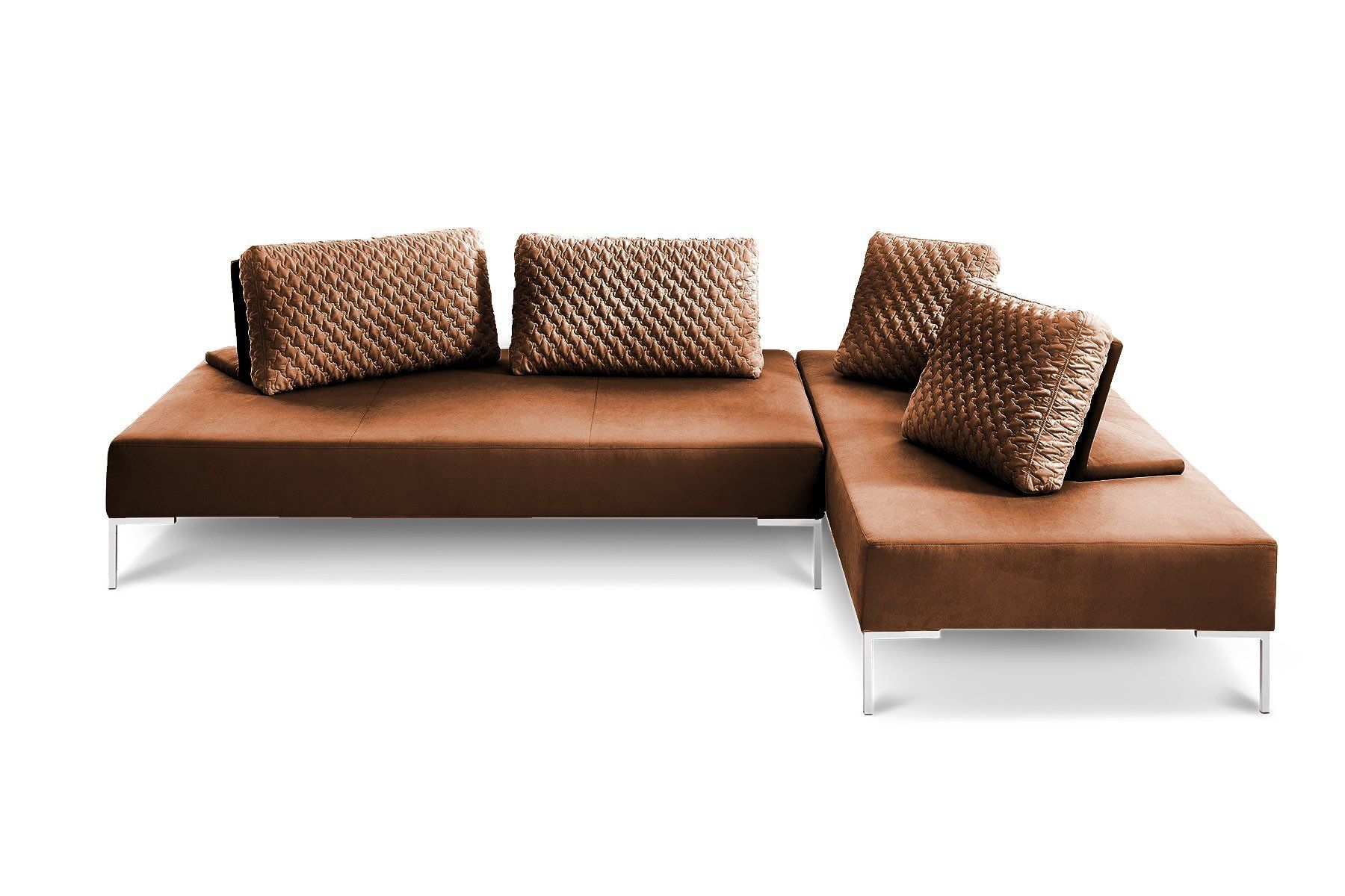 Eine braune Sofagarnitur mit Kissen auf weißem Hintergrund