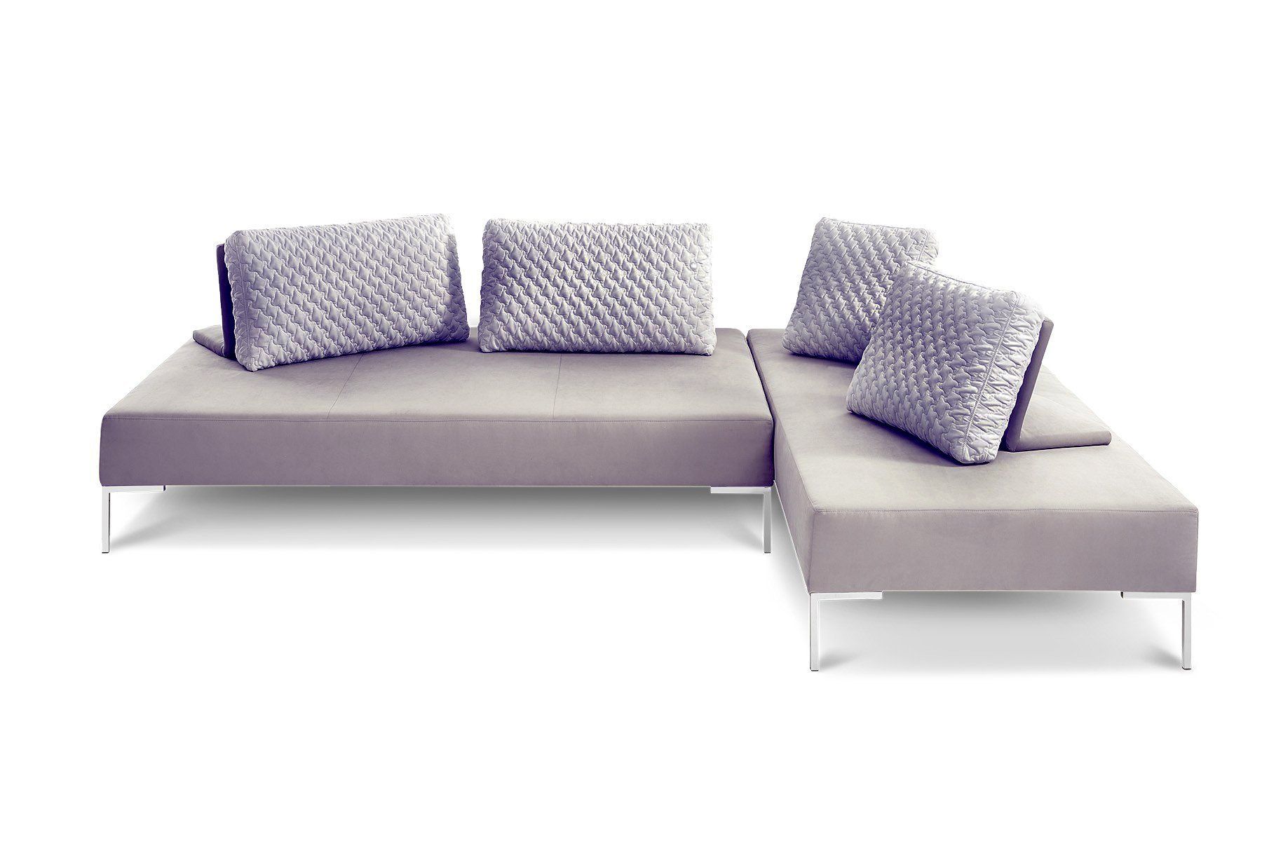 Eine Couch mit vielen Kissen darauf auf einem weißen Hintergrund.