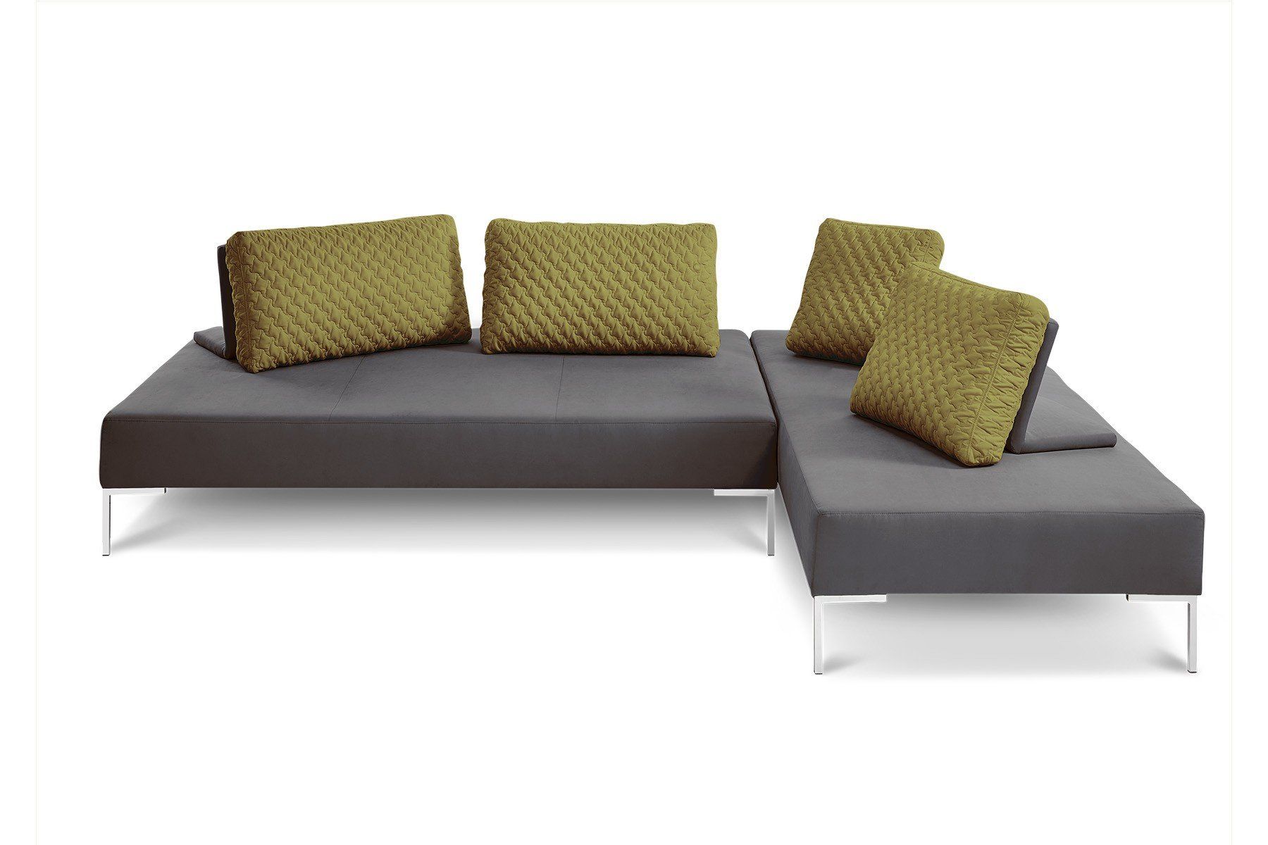 Eine graue Sofagarnitur mit grünen Kissen auf weißem Hintergrund