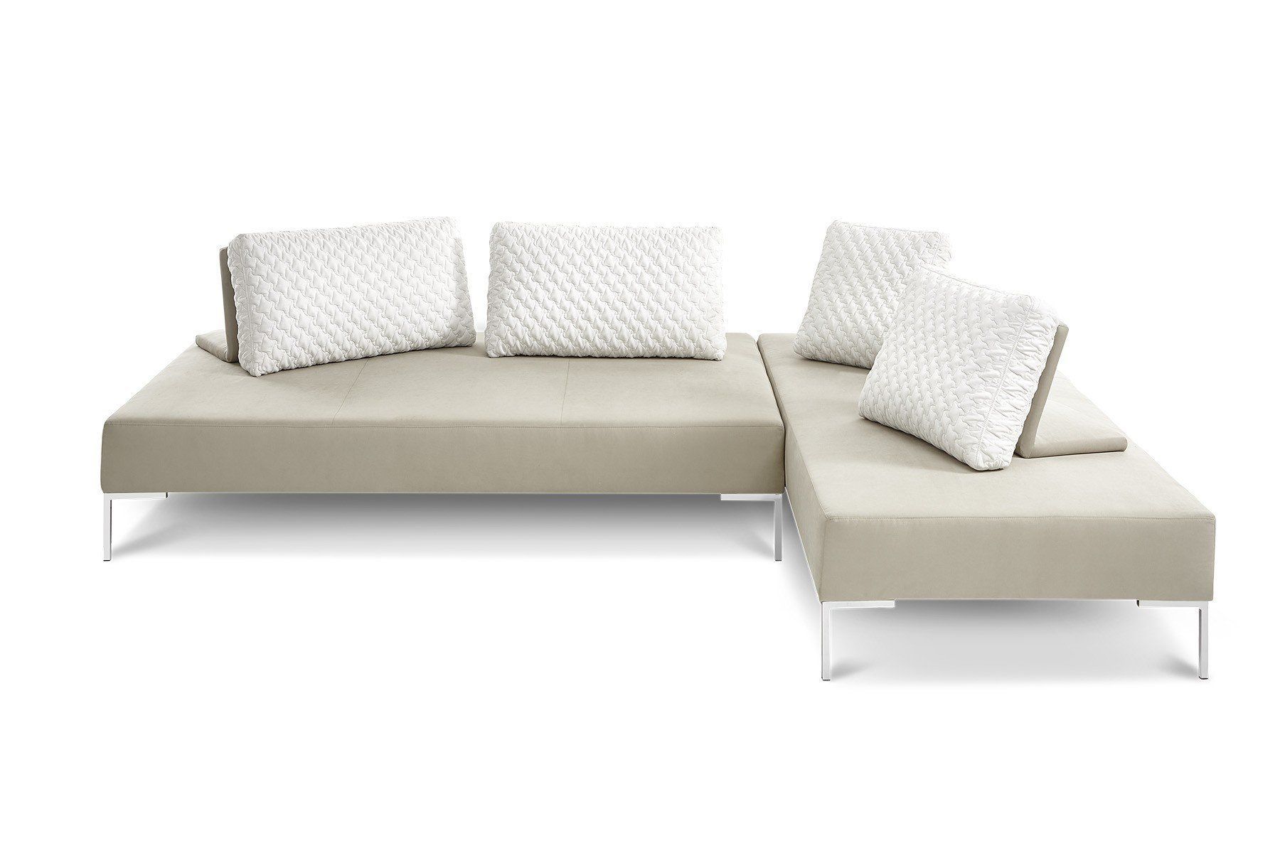 Eine beigefarbene Couch mit weißen Kissen auf weißem Hintergrund.