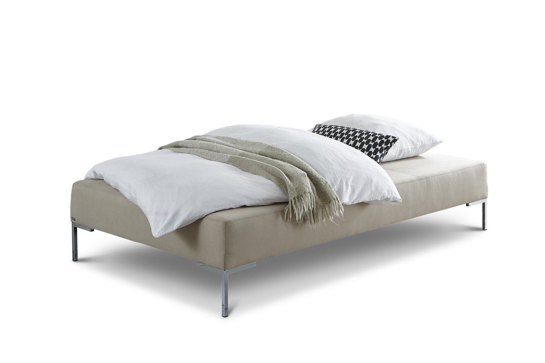 Ein Bett mit weißen Laken und Kissen auf einem weißen Hintergrund.