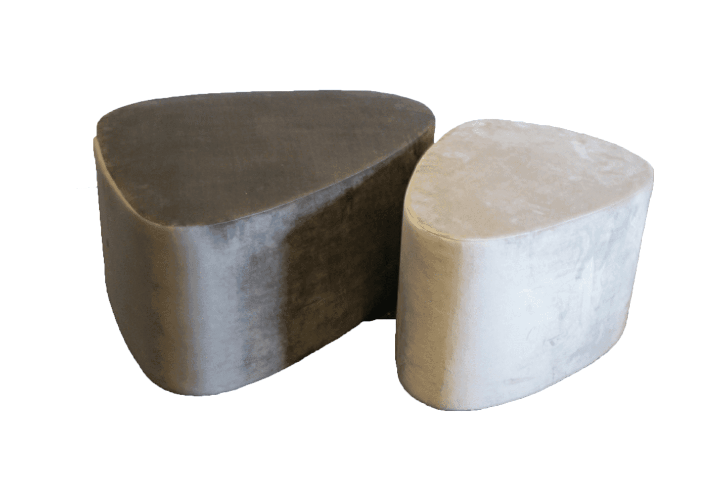 Zwei Ottomanen sitzen nebeneinander auf einem weißen Hintergrund