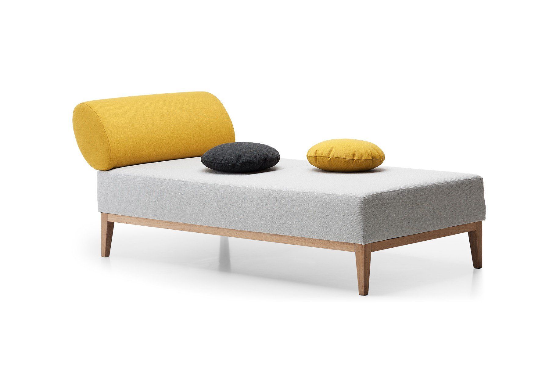 Eine Chaiselongue mit zwei Kissen darauf auf weißem Hintergrund