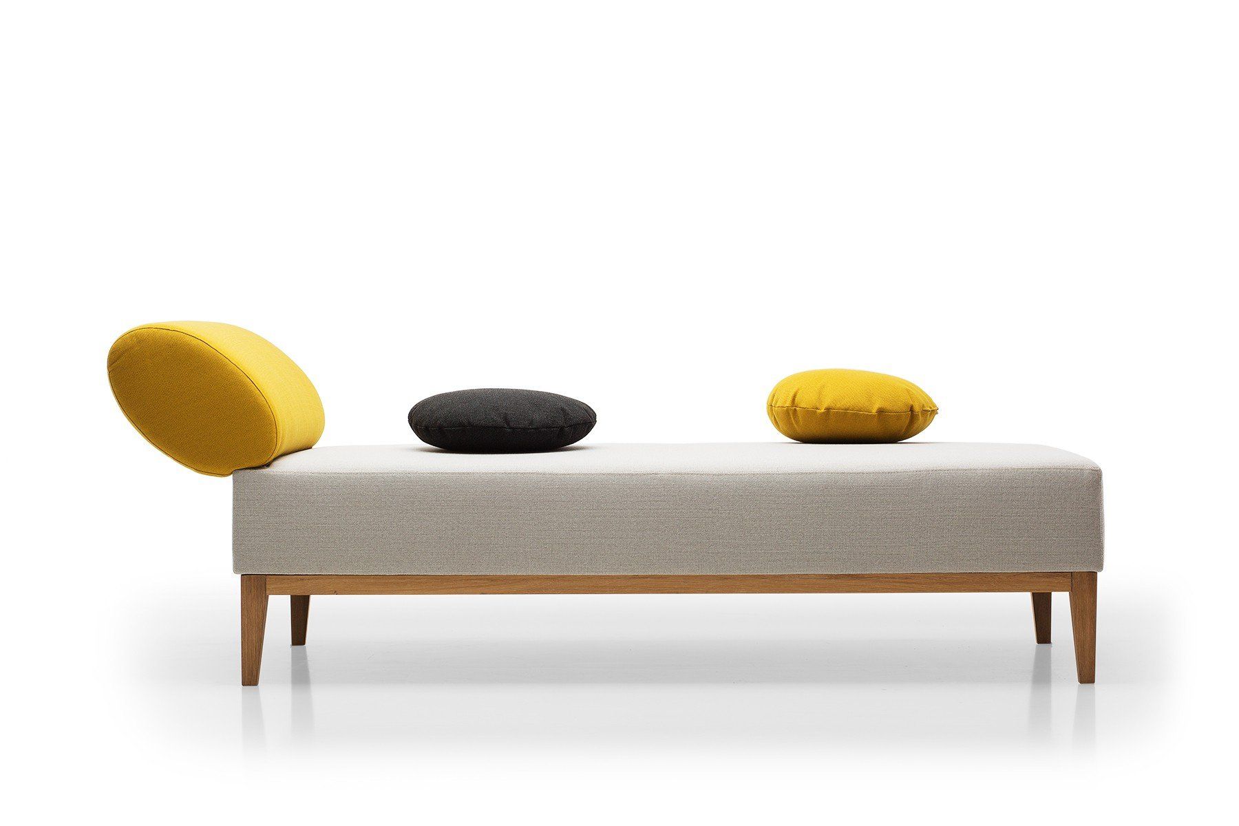 Eine Couch mit zwei Kissen darauf auf einem weißen Hintergrund