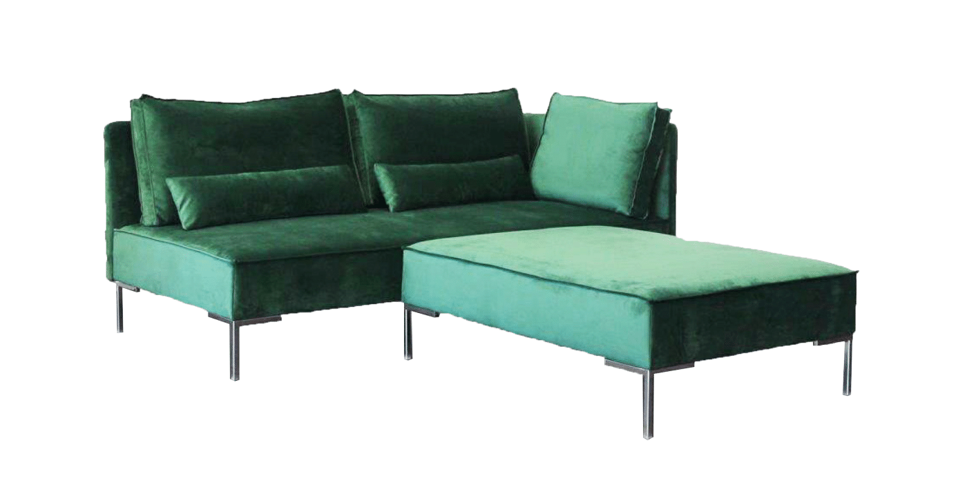 Eine grüne Couch und ein Ottoman auf weißem Hintergrund.