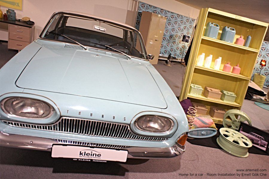 Ein blaues Auto mit einem Nummernschild, auf dem steht „Kleine“