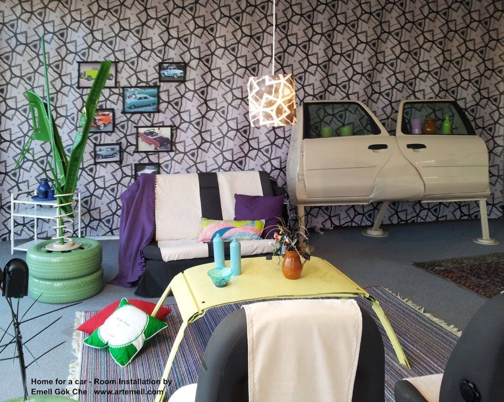 Ein Wohnzimmer mit einer Couch, einem Tisch und einer Autotür