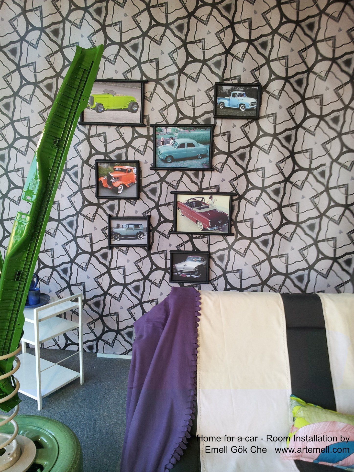 Ein Wohnzimmer mit einer Couch und Bildern an der Wand