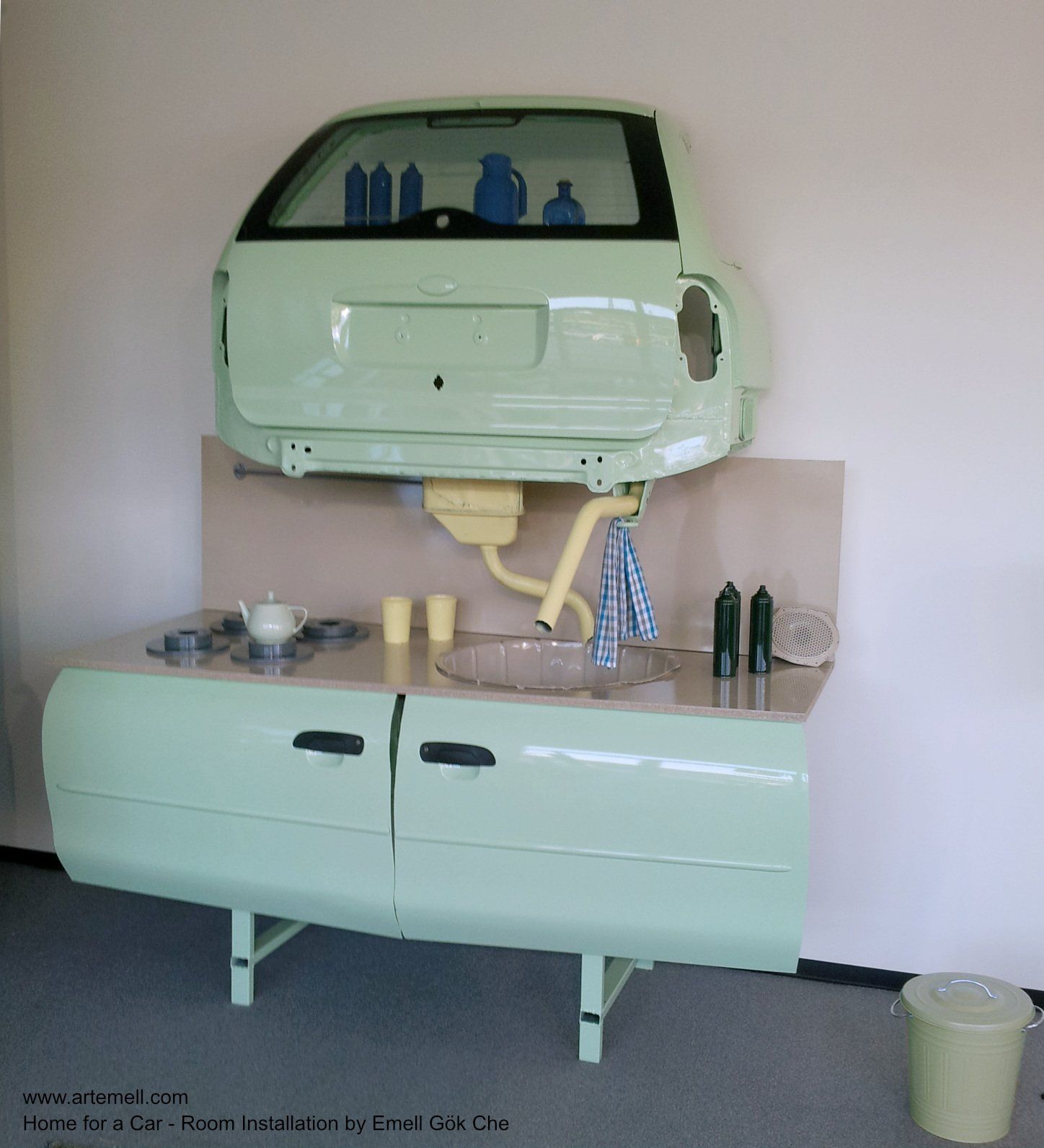 Ein grüner Schrank mit einer Autotür darauf