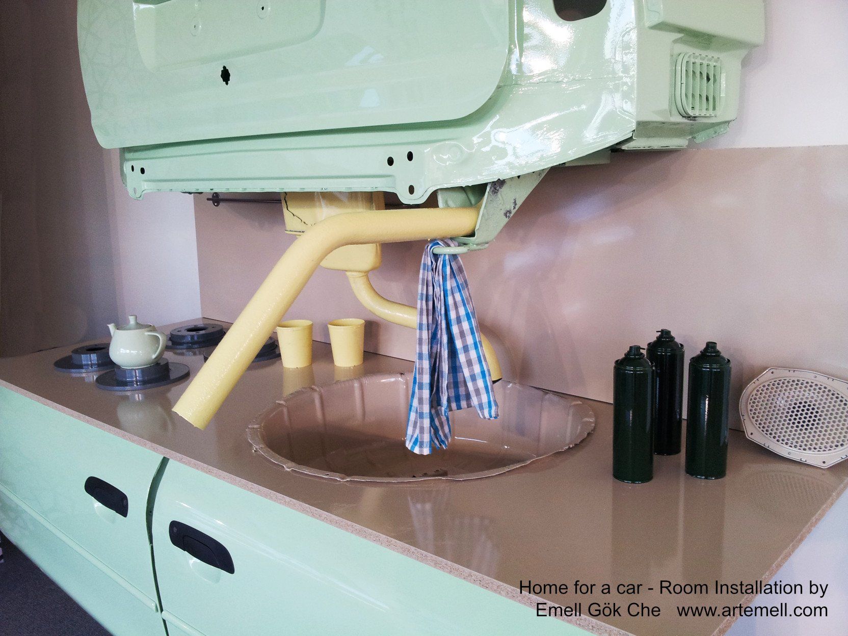 Eine Küche mit einer Spüle und einem daran hängenden Handtuch