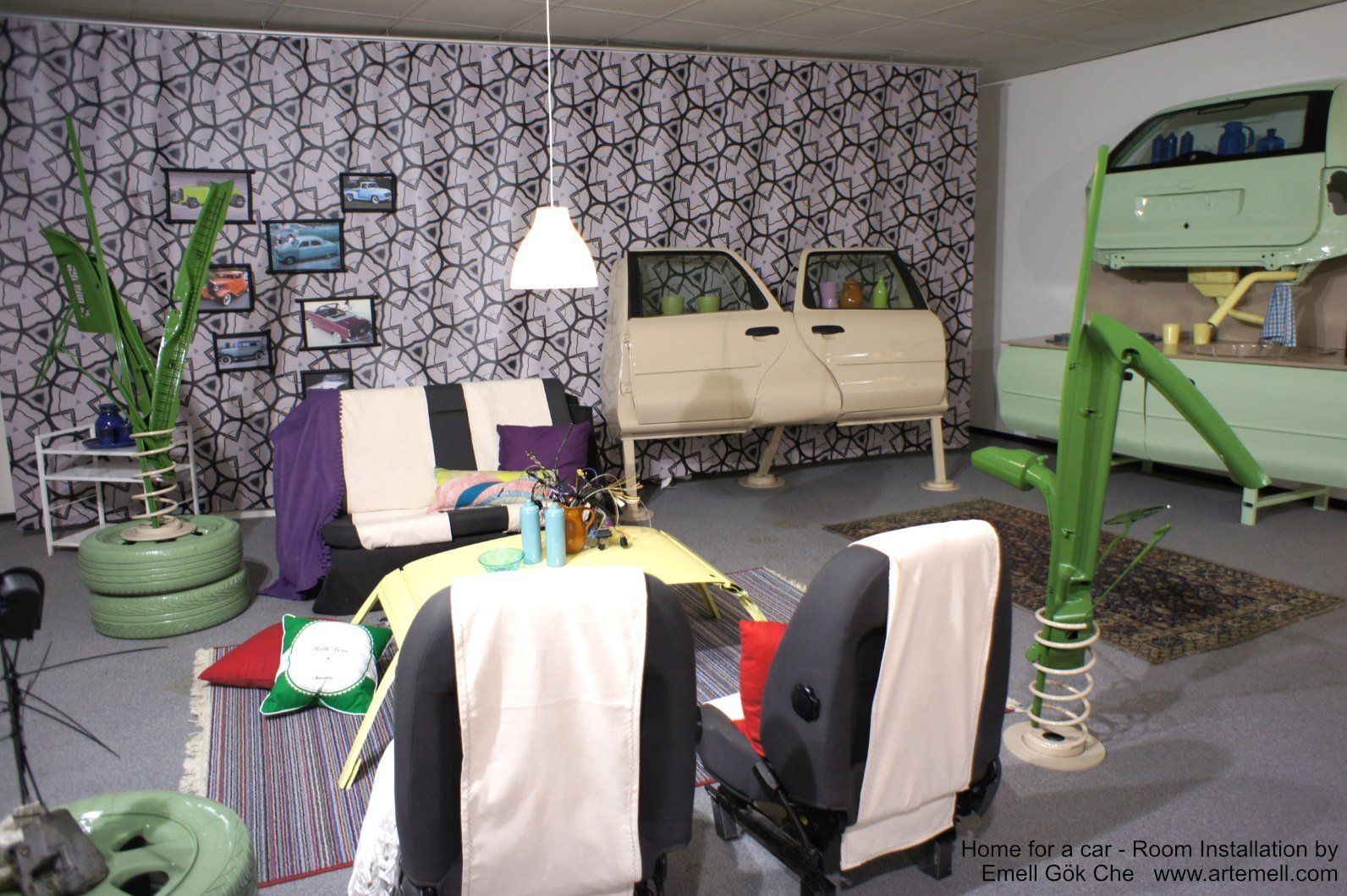 Ein Wohnzimmer mit einer Couch und Stühlen