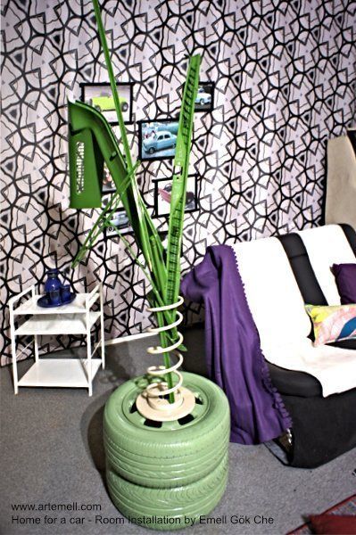 Ein Wohnzimmer mit einer Couch und einer Pflanze in einem grünen Reifen