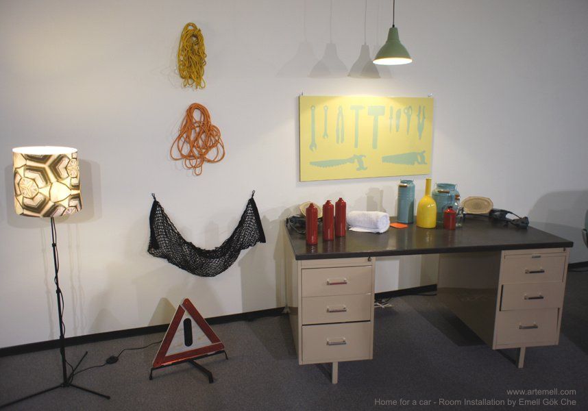 Ein Zimmer mit einem Schreibtisch, einer Lampe und einem Schild mit der Aufschrift 