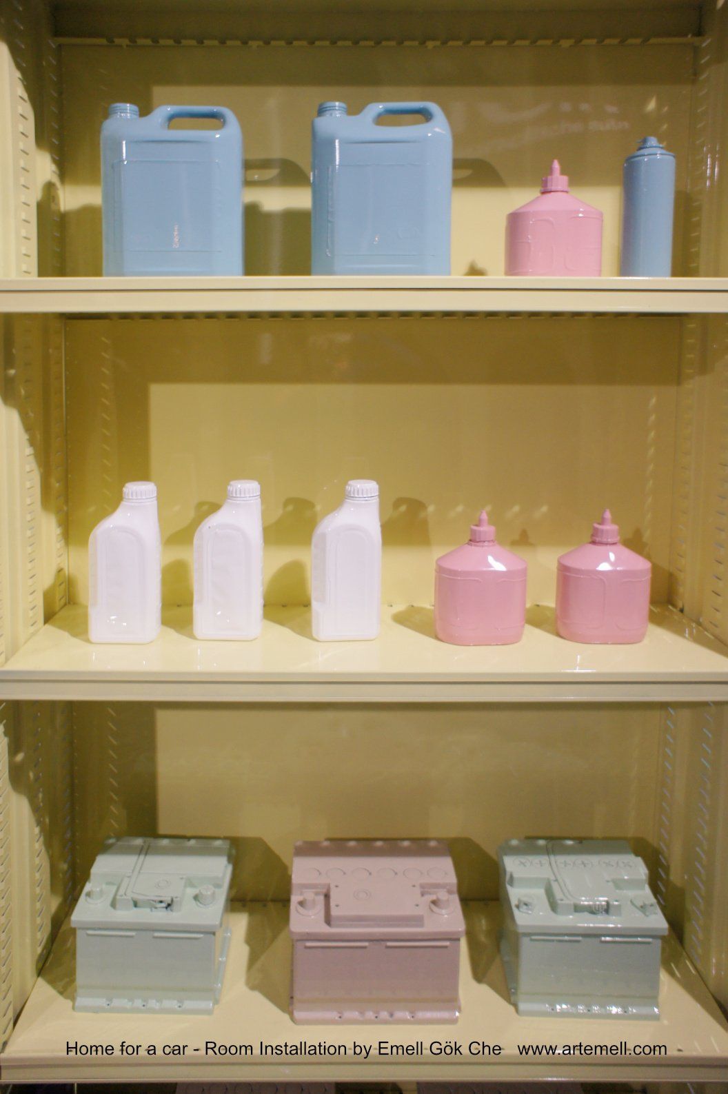 Ein Regal voller Flaschen und Batterien in verschiedenen Farben.