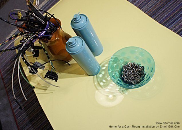 Ein Tisch mit einer Schüssel mit Perlen und Spraydosen darauf