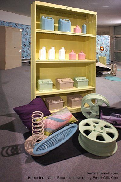 Ein gelbes Regal mit einem Haufen Gegenstände darauf