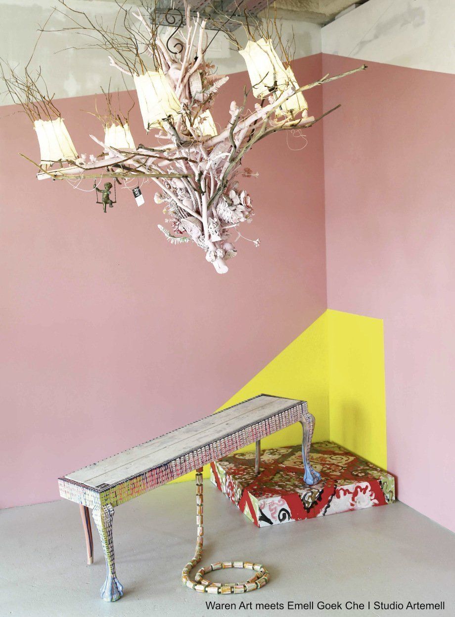 Ein Raum mit einem Tisch und einem Kronleuchter, der von der Decke hängt