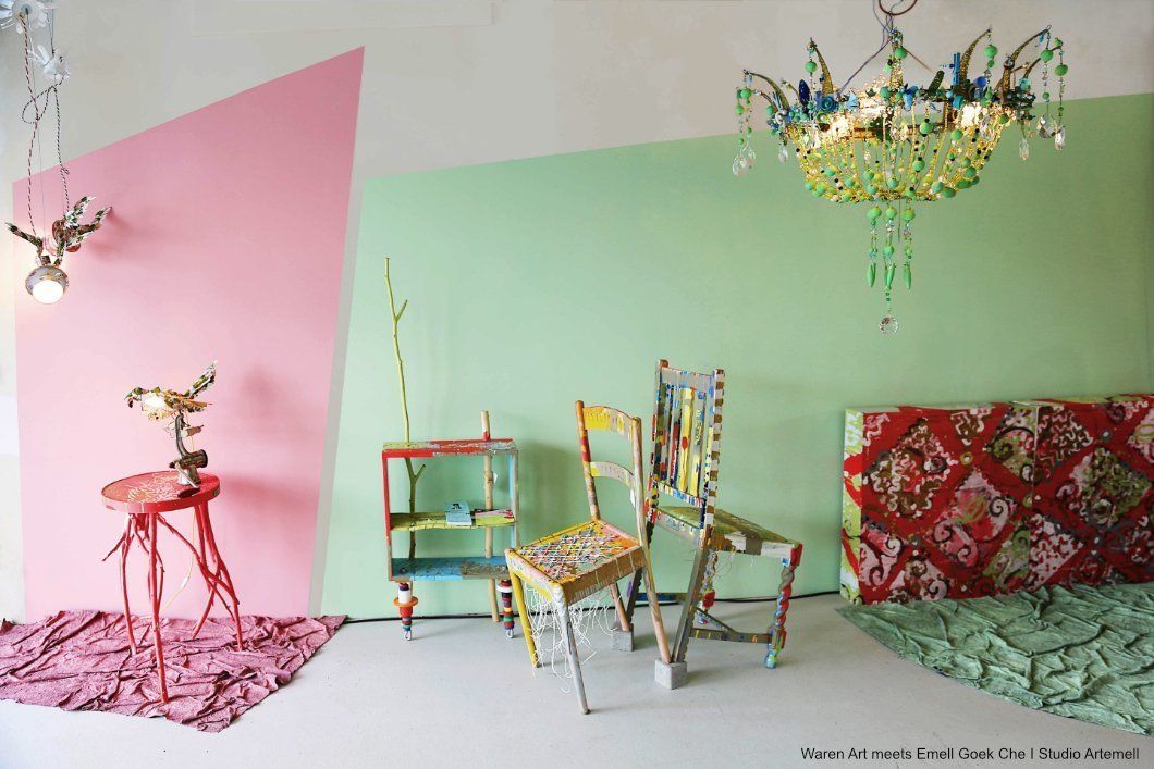 Ein Raum mit Stühlen und einem Kronleuchter, der von der Decke hängt