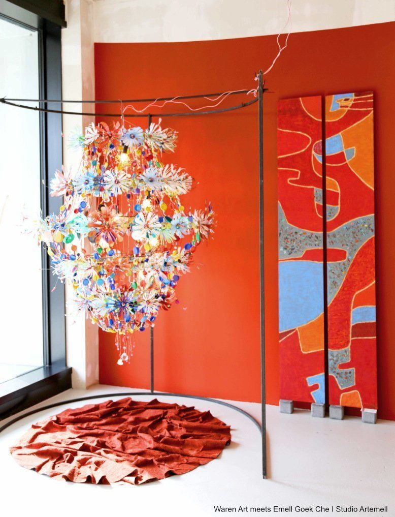 Ein Raum mit einer roten Wand und einem Gemälde an der Wand