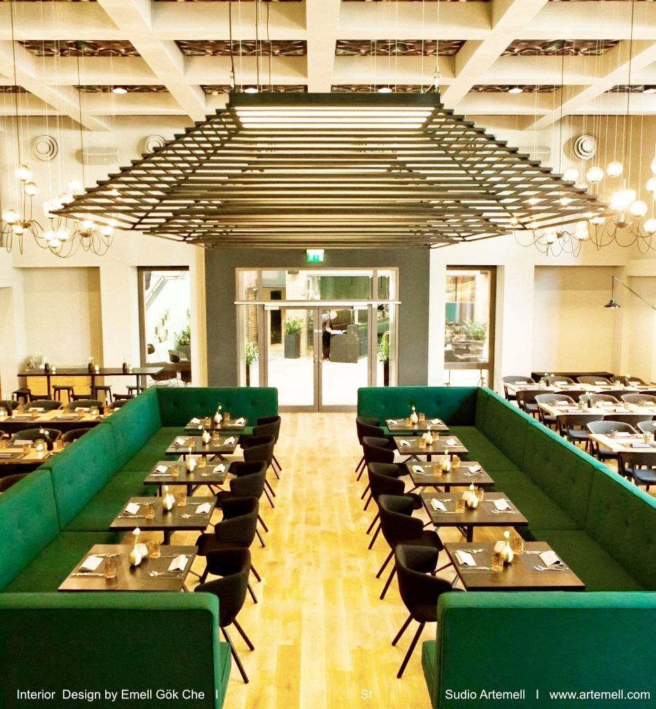 Ein Restaurant mit vielen Tischen und Stühlen