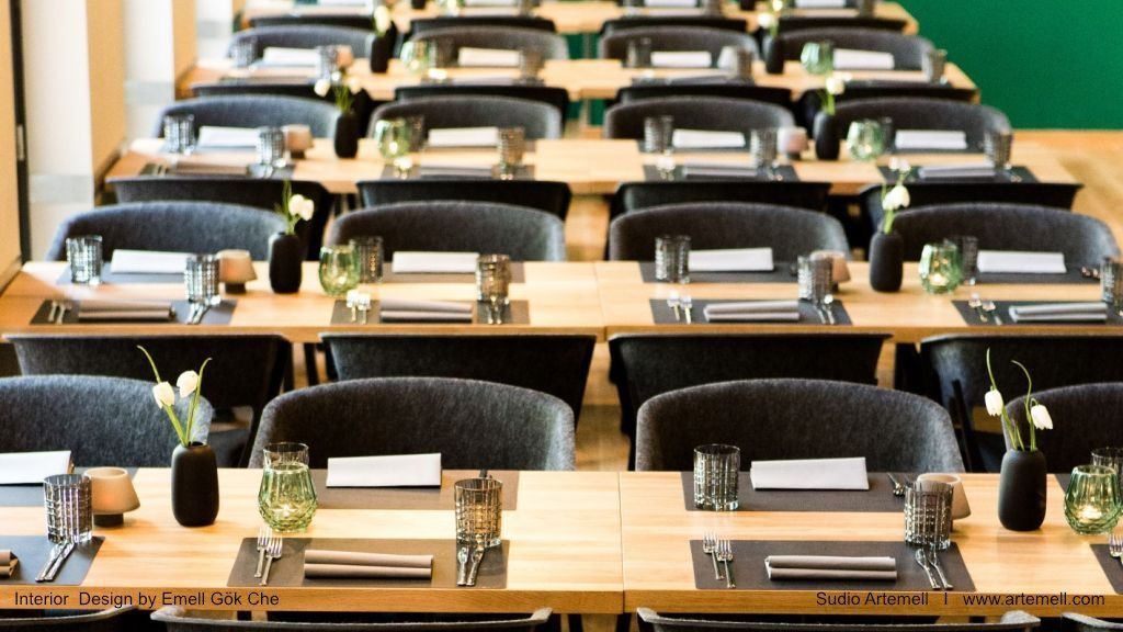 Ein Restaurant mit Tischen und Stühlen für ein Bankett