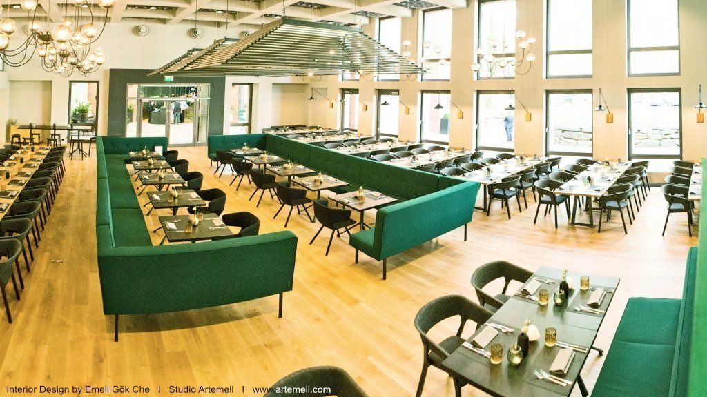 Ein großes Esszimmer mit vielen Tischen und Stühlen