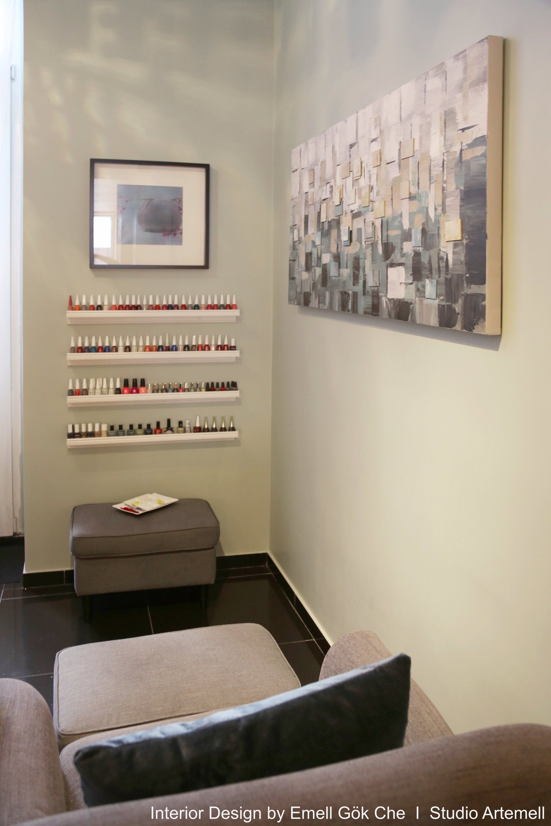 Ein Wohnzimmer mit einer Couch, einem Ottomanen und einem Gemälde an der Wand.