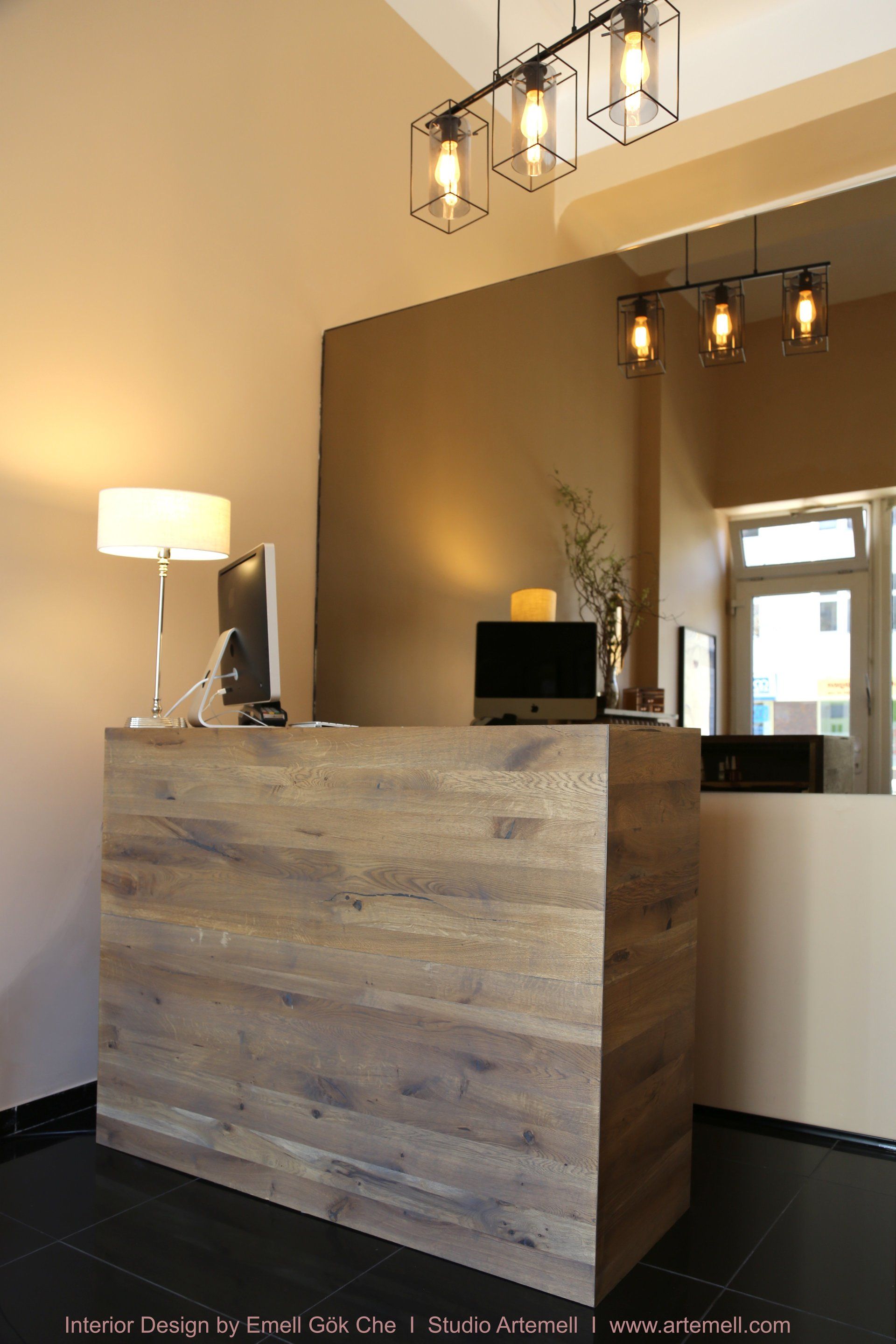 Eine Holztheke in einem Raum mit einem Computer darauf