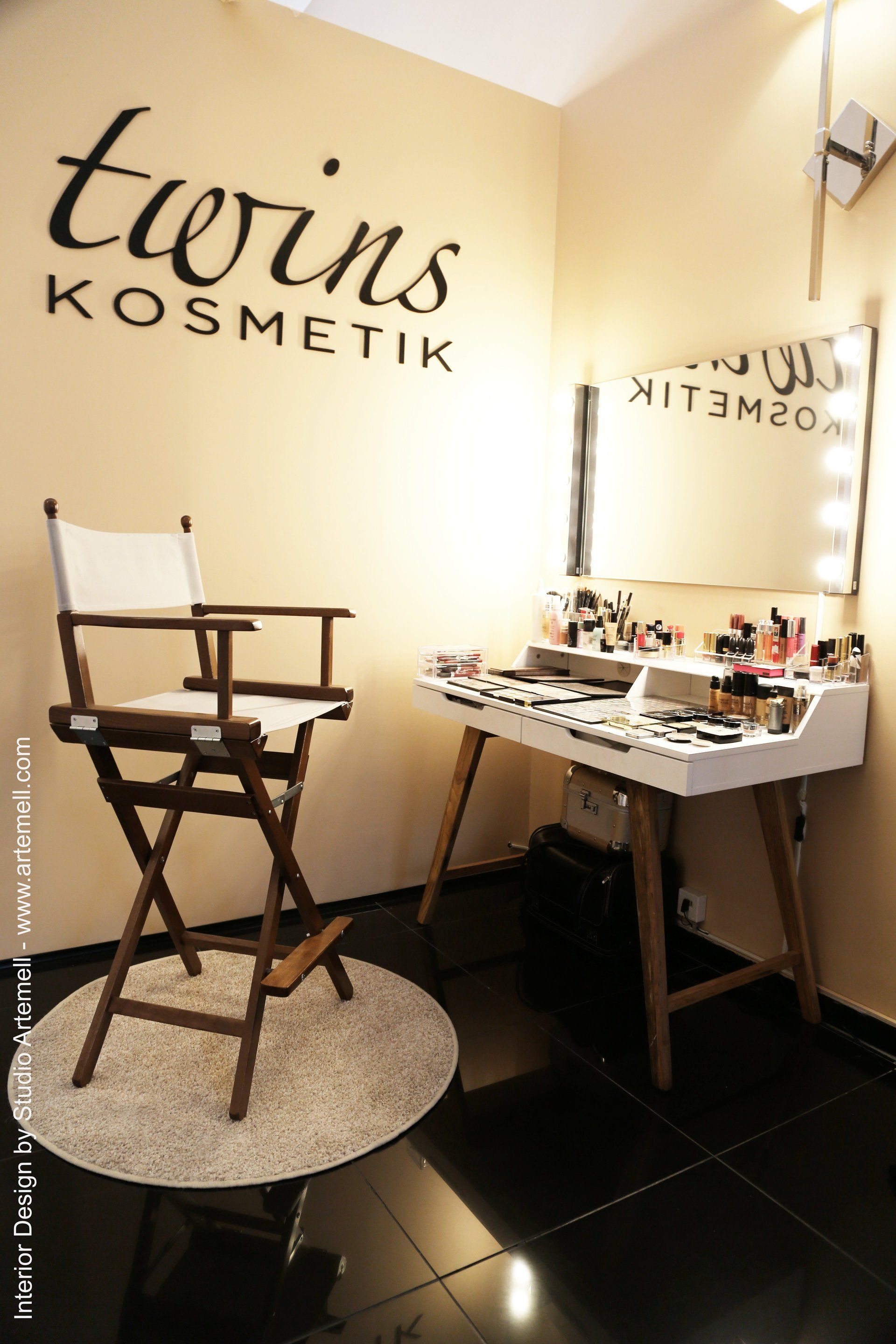 Ein Maskenraum mit Regiestuhl und Spiegel.