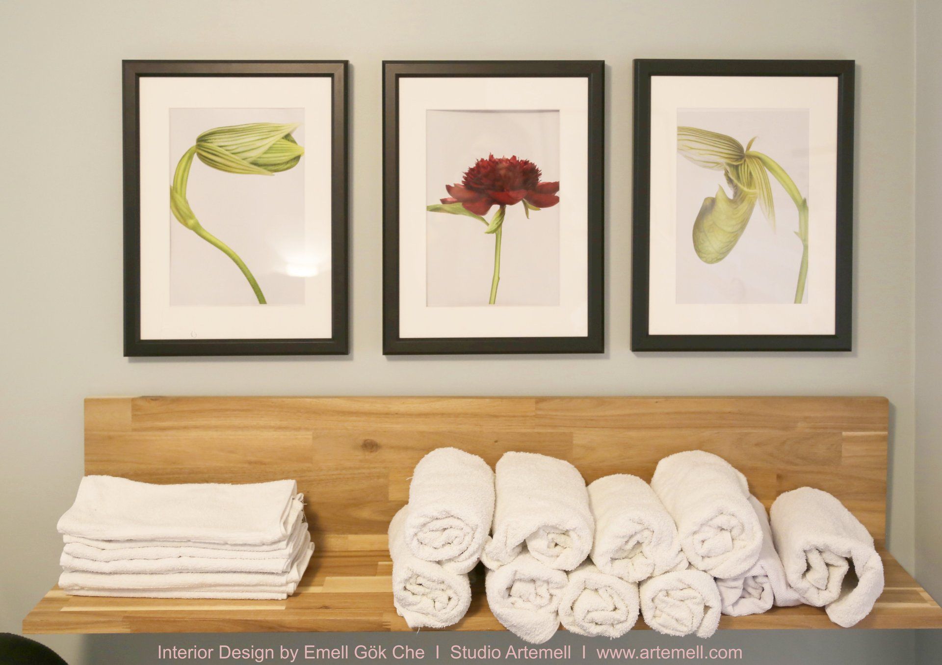 Ein Holzregal mit einem Stapel Handtücher darauf