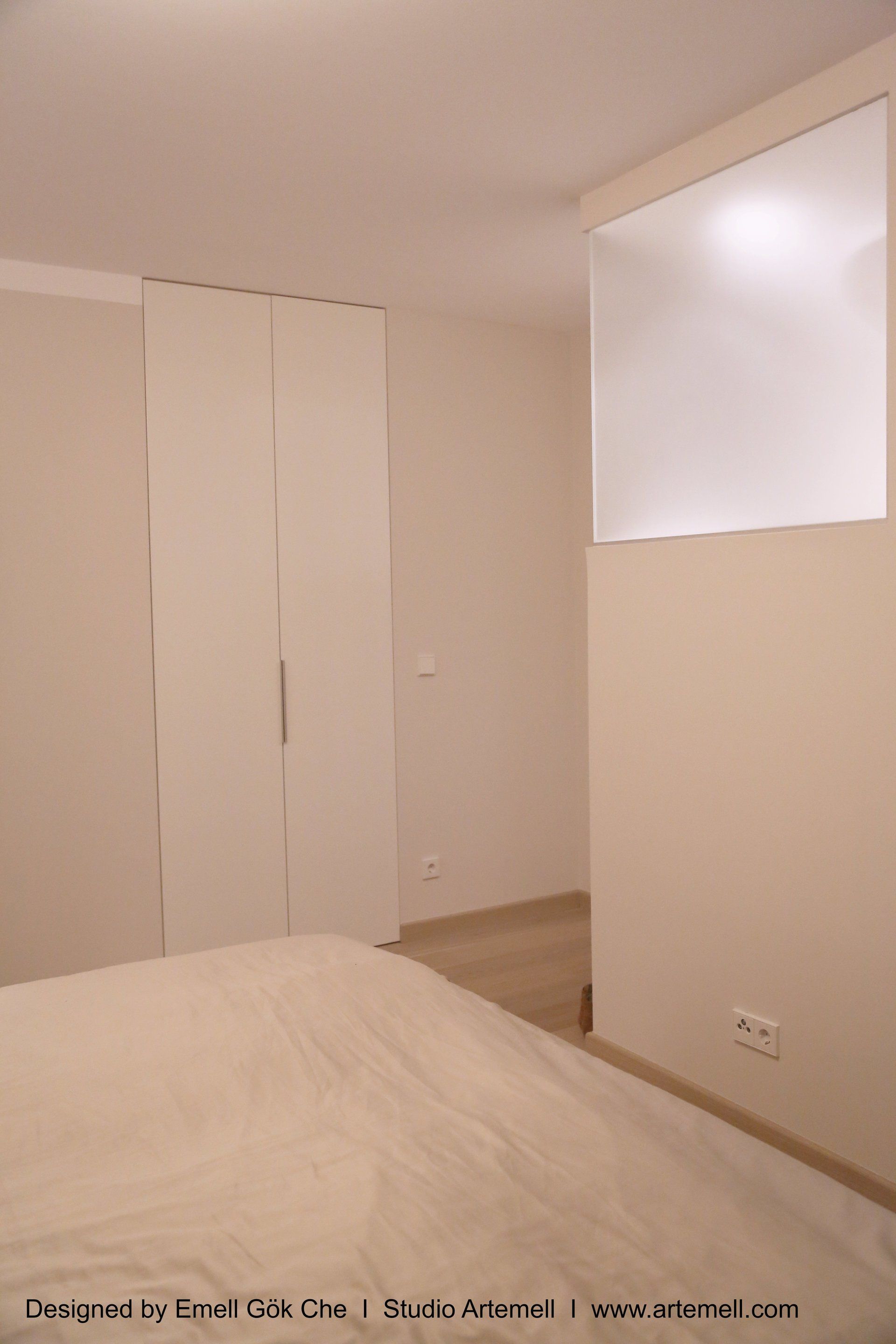 Ein Schlafzimmer mit einem Bett und einem Fenster in der Wand