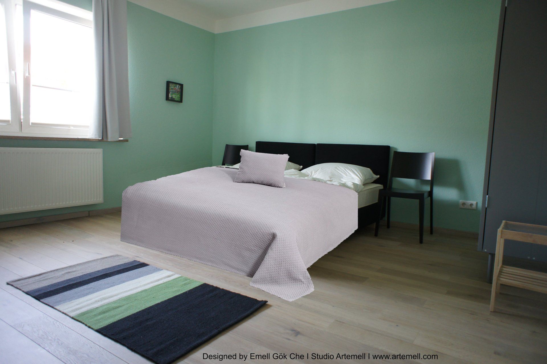 Ein Schlafzimmer mit einem Bett und einem Teppich auf dem Boden