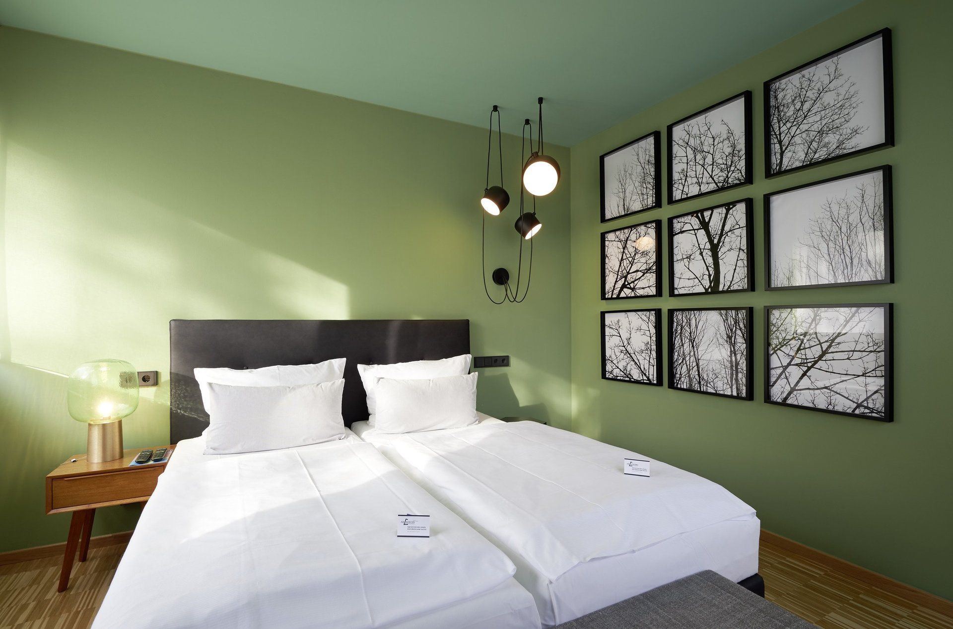 Ein Hotelzimmer mit einem Bett und Bildern an der Wand.