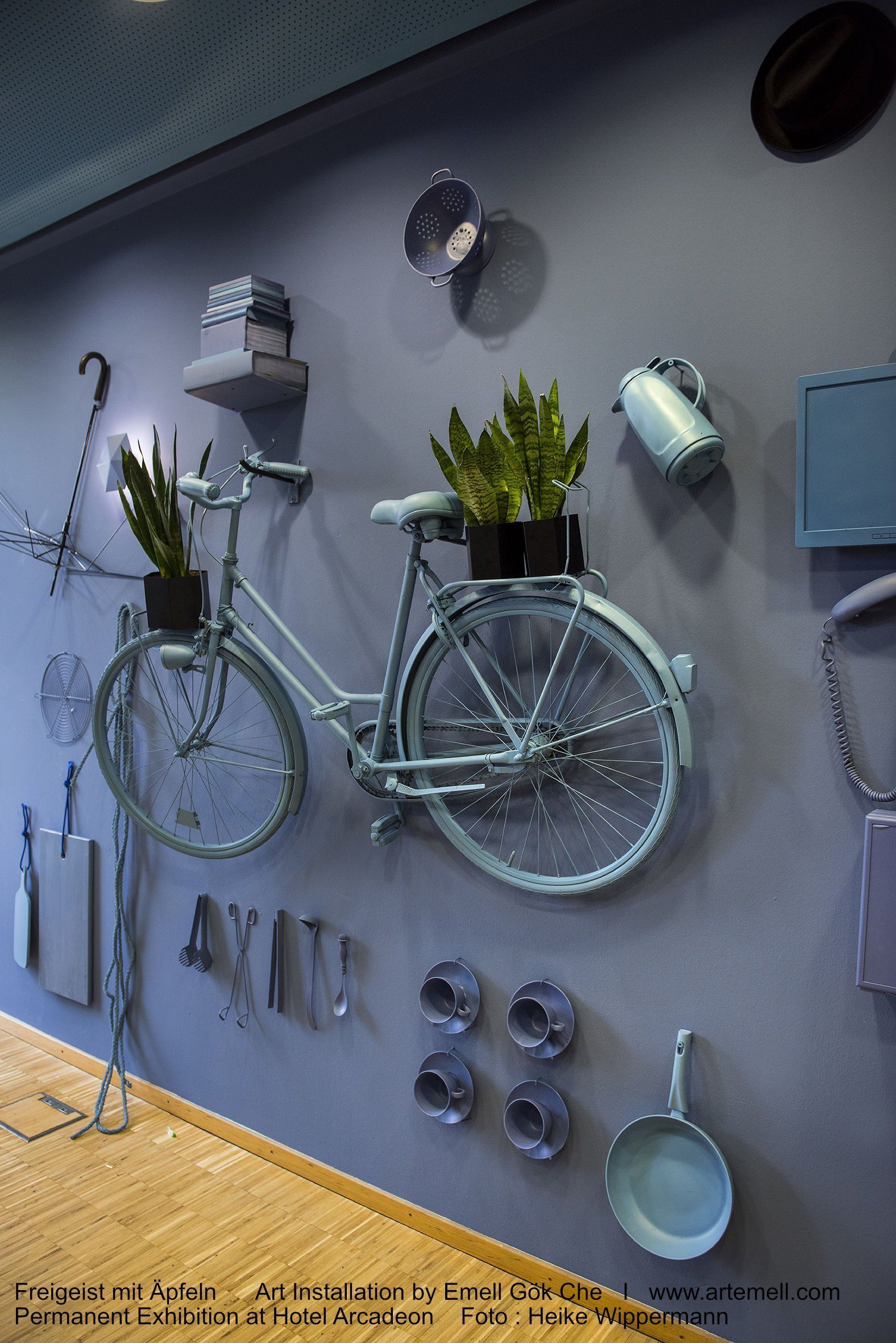 Ein Fahrrad hängt an einer lila Wand