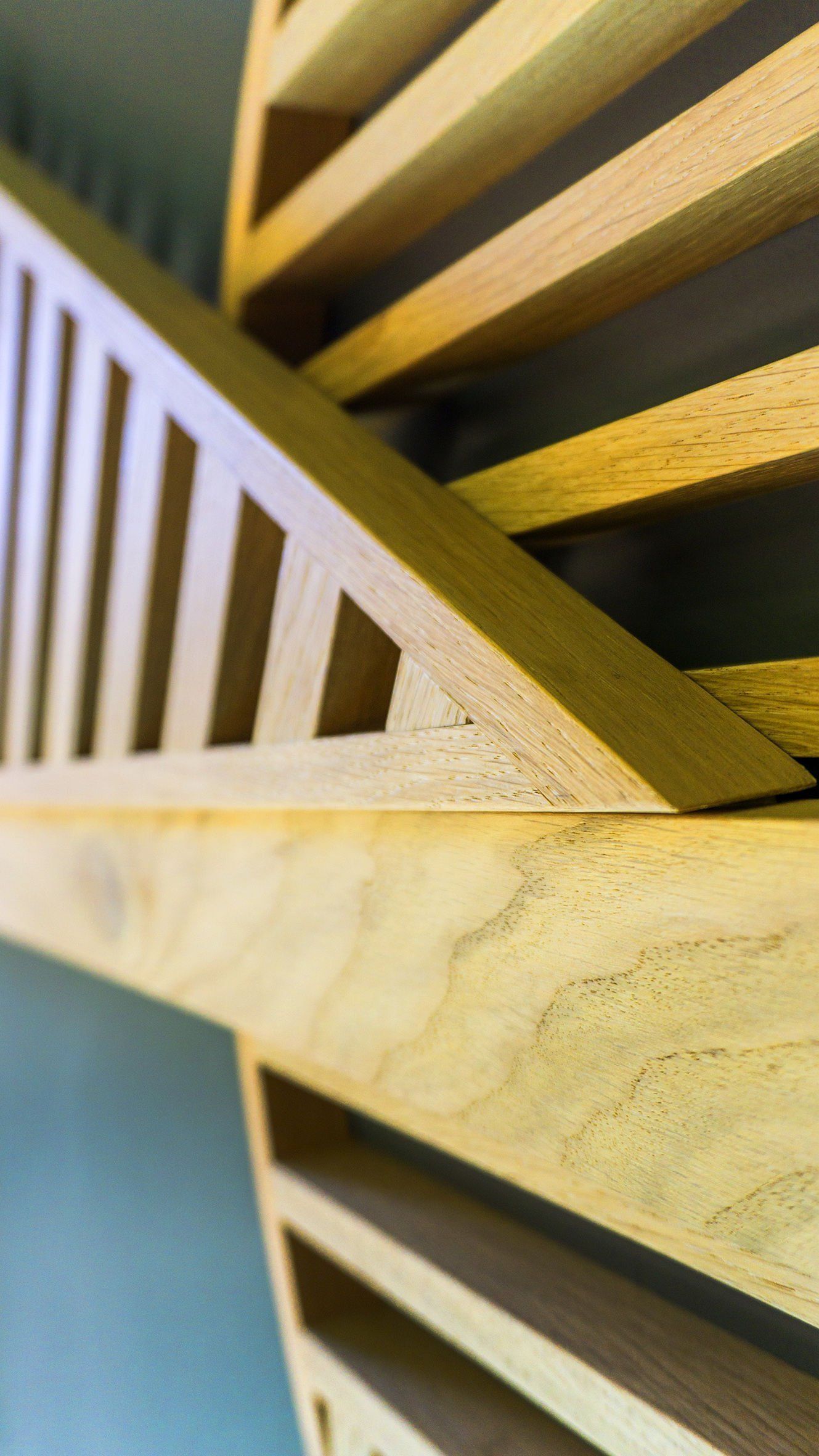 Eine Nahaufnahme eines Holzregals an einer Wand.