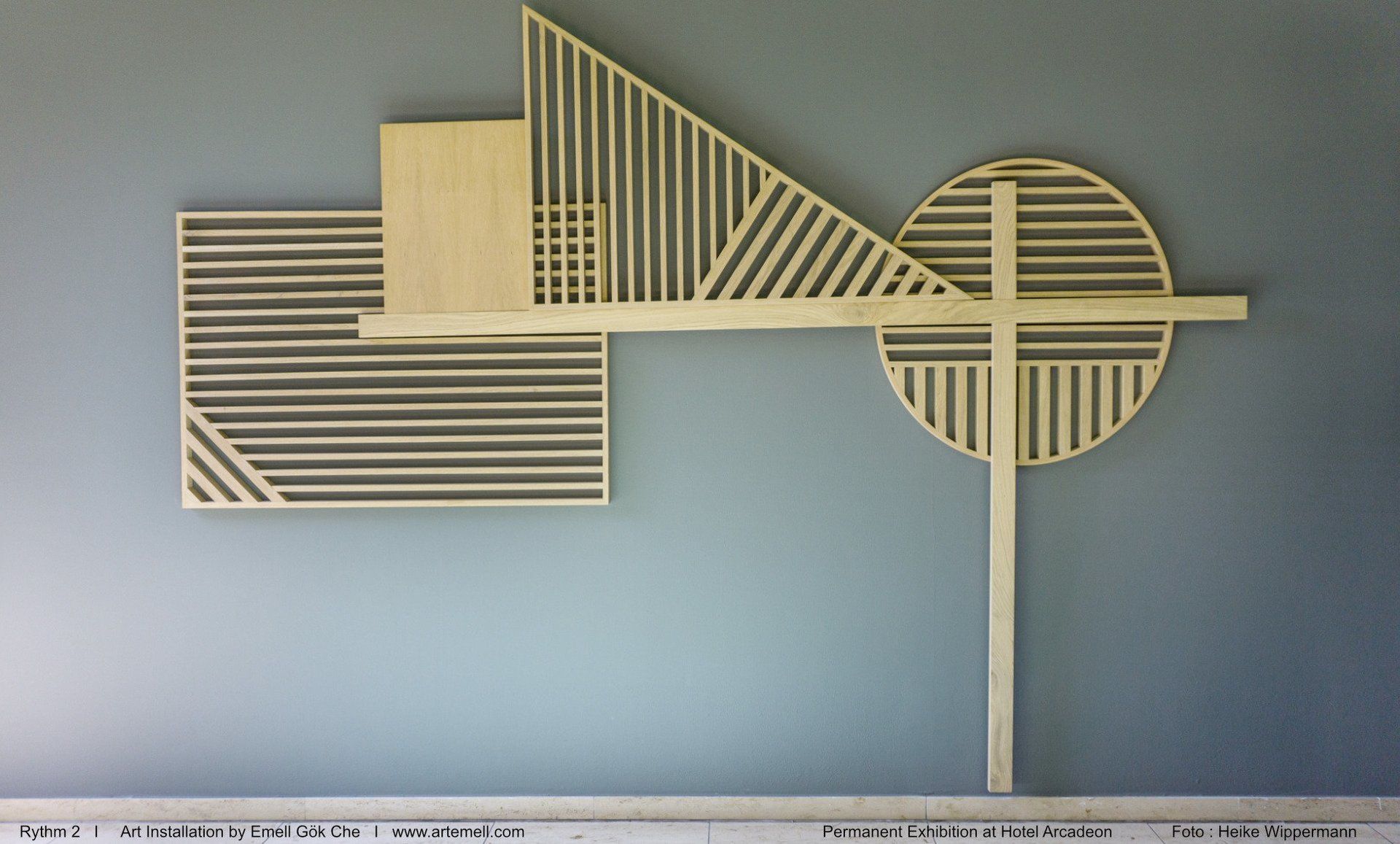 Eine Holzskulptur mit geometrischen Formen und einem Kreuz