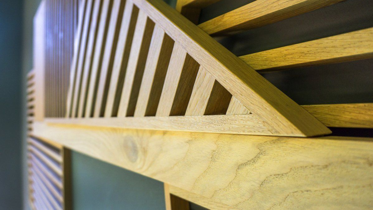 Eine Nahaufnahme einer Holzkonstruktion mit einem Dreieck in der Mitte.