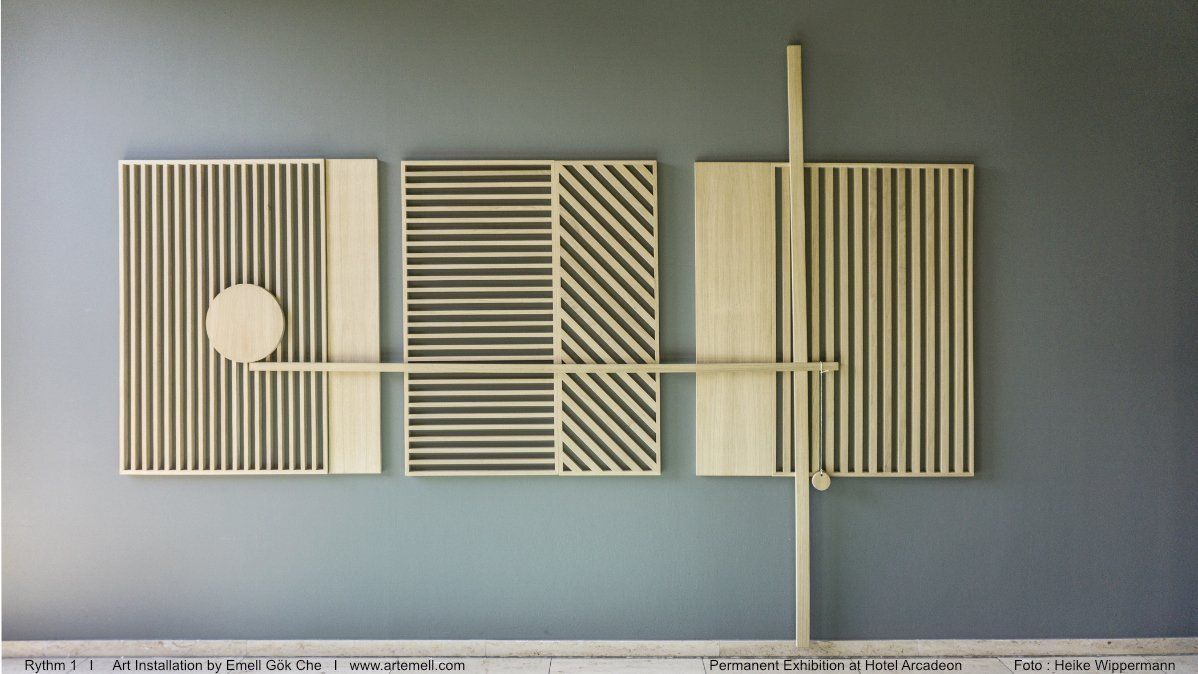 Eine große weiße Skulptur hängt an einer Wand.