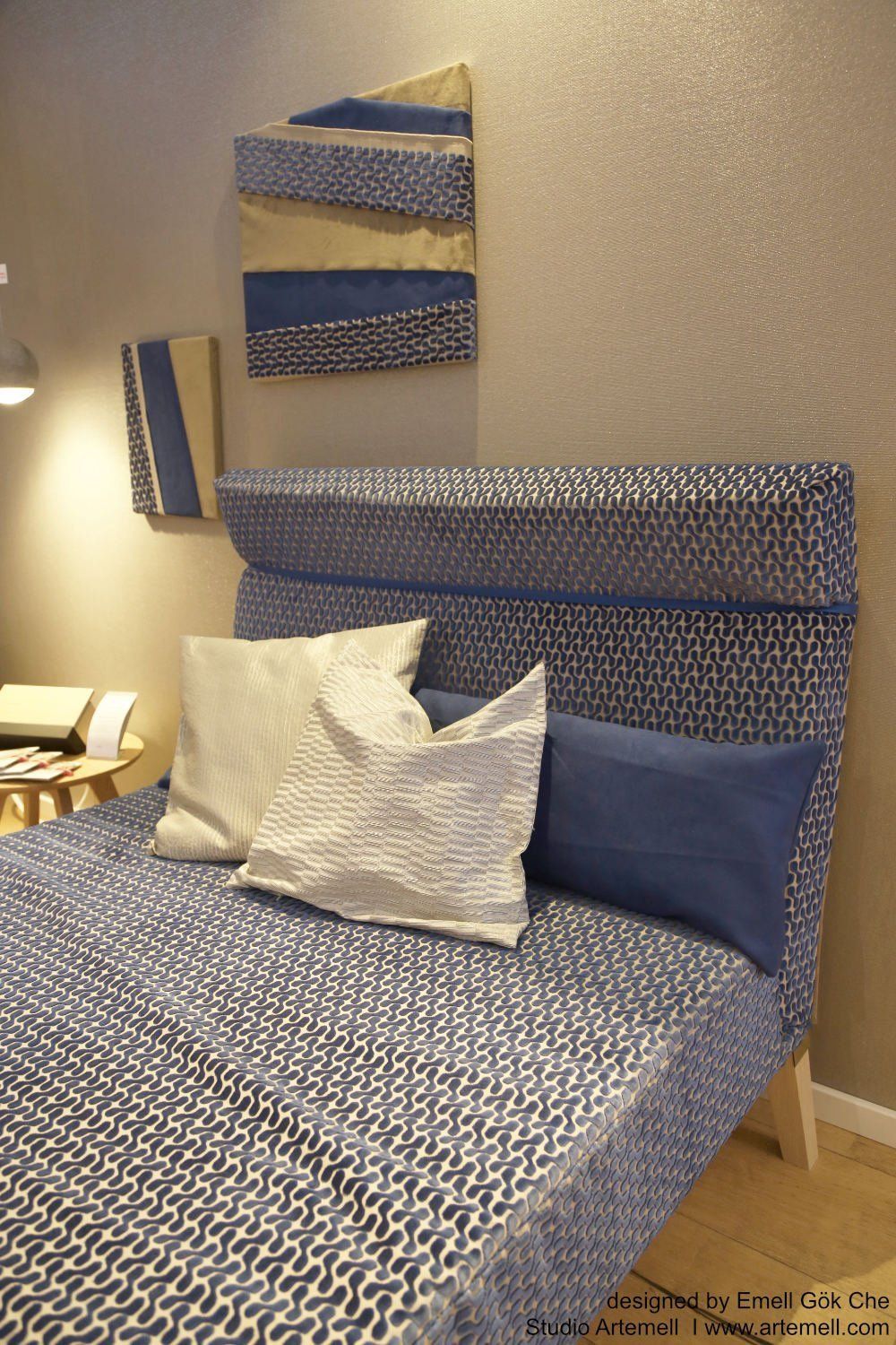 Ein Bett mit blauen Laken und Kissen in einem Schlafzimmer