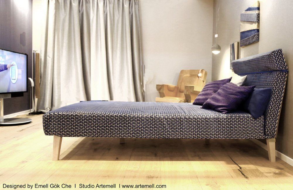 Ein Schlafzimmer mit großem Bett und Flachbildfernseher