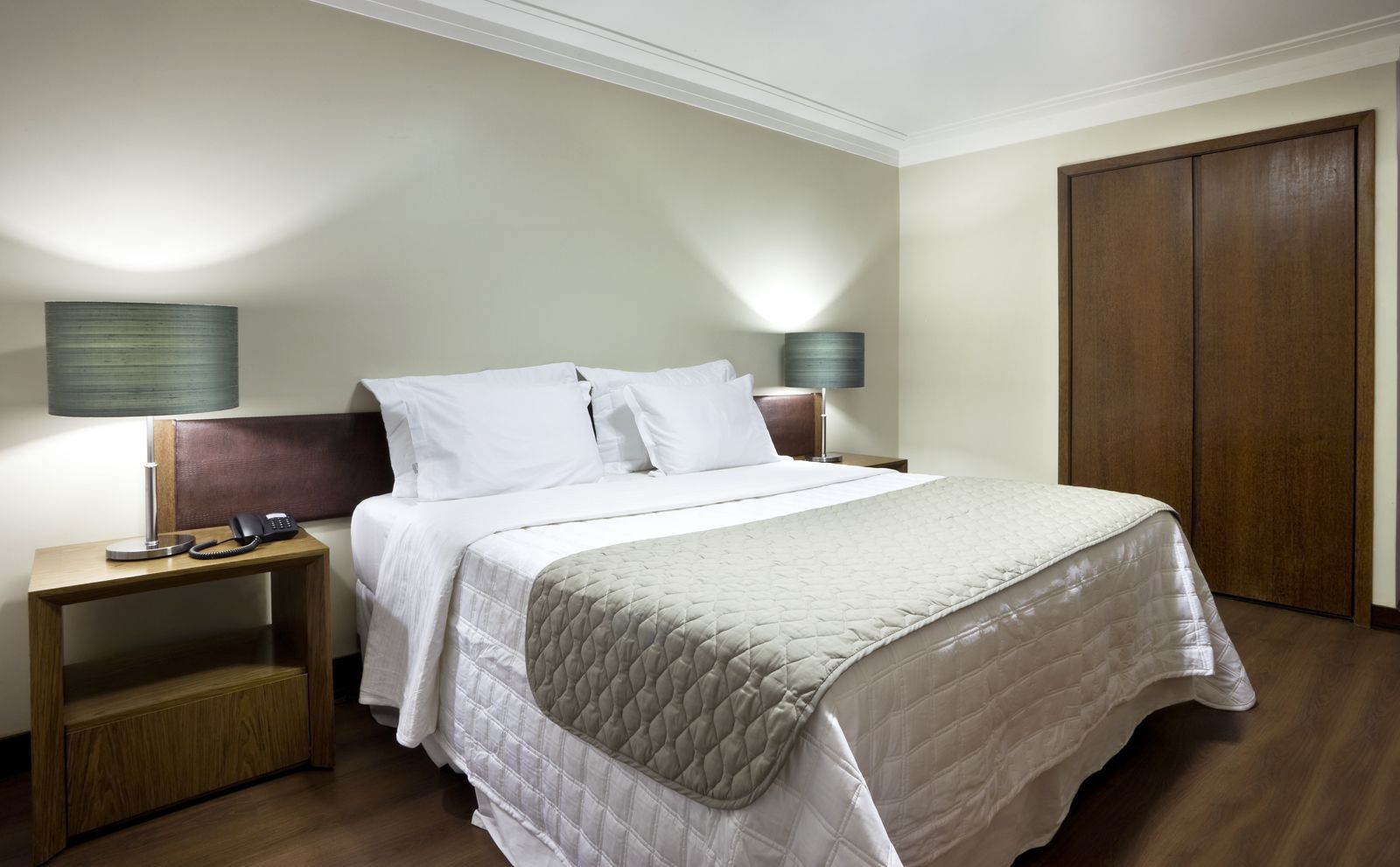 Um quarto de hotel com uma cama king size e duas mesas de cabeceira