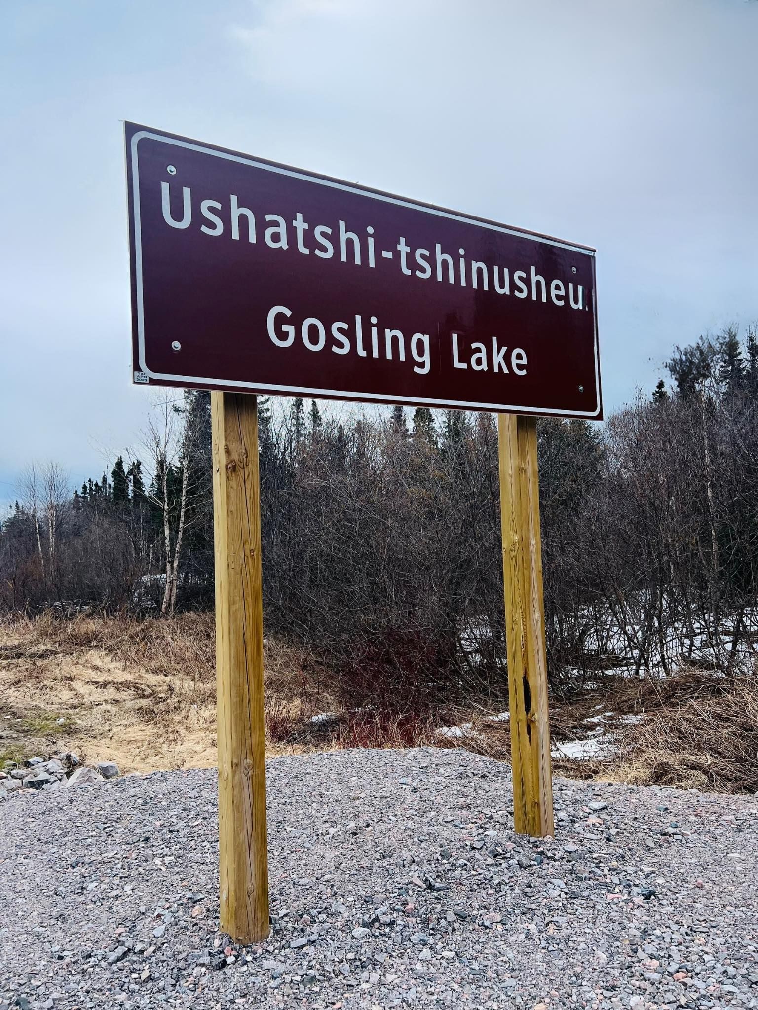 A sign that says gosling lake on it