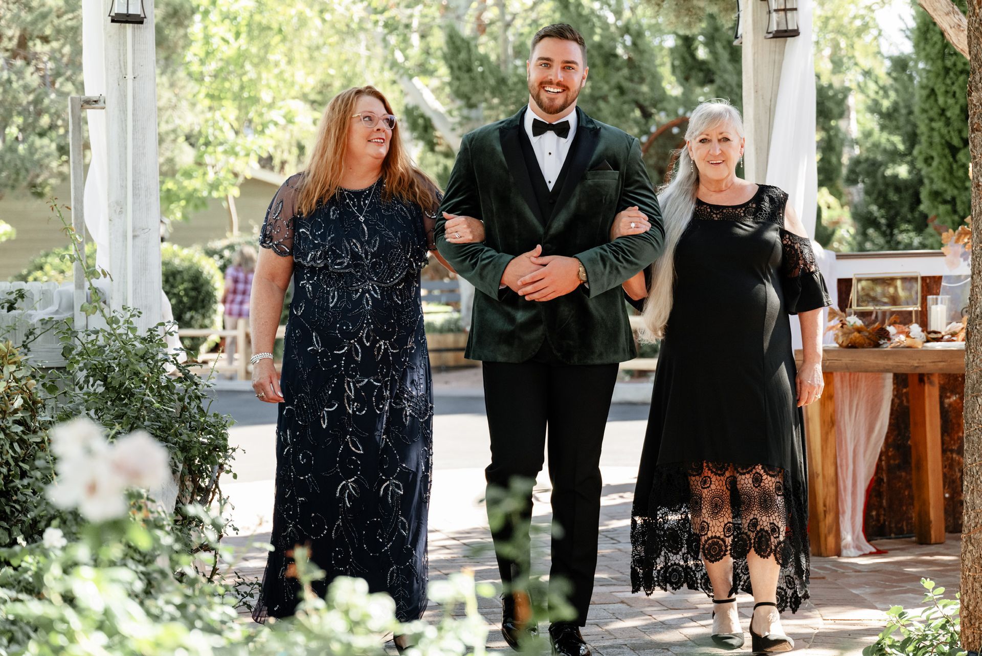 Hochzeitsfotografie der Bräutigam wird gebracht